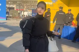 刚到警察节现场就遇到又美又飒走路带风笑容甜蜜的兔子警官！#又美又飒 #走路带风 #警察节 #笑容最治愈的女孩 #兔子警官视频封面