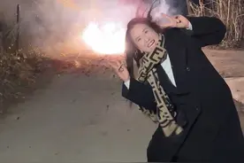婆婆想要拍放炮视频，必须安排，无论多大年龄都喜欢仪式感，看婆婆笑的开心的像花一样视频封面