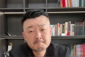 奔驰车压到蒜苗，大妈把车给砸了。#女子猛砸奔驰车称其压到蒜苗 #故意毁坏财物罪视频封面