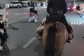 小伙骑马全国旅行途经汕头，瞬间被牛肉火锅征服，“像通关奖励一样”。来源#小羊拍客 #骑马看世界 #牛肉火锅视频封面