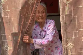 奶奶的送别 奶奶的送别，满满的不舍与叮嘱，无不彰显了亲情的可贵，有时间就多了陪陪奶奶吧#奶奶 #百岁奶奶 #百事孝为先#奶奶和孙子 #奶奶的爱