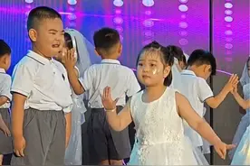 六一儿童节演出现场，女孩一个人跳完双人舞。女孩：有没有你我都是主角#萌娃 #六一儿童节 #意不意外 来源：🌈*Who you视频封面