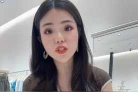 嘿嘿 真的很想问候你一下呢美女 #卖衣服的妞儿 #每日趣事视频封面