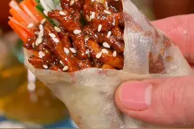 明天就是立春了，还没准备春饼的，快去试试这个用饺子皮做的春饼皮吧，配上蔬菜和京酱肉丝，一口一个，完全可以媲美烤鸭！#立春 #春饼 #立春吃春饼啦 #京酱肉丝 #京酱肉丝卷饼的做法