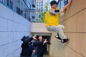 没点身手真斗不过这保安！#跑酷 #极限运动 #外卖小哥的神操作视频封面