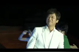 #演出现场视频 #真人真唱现场版 #一代人的回忆 但是今天晚上的解晓东再次回归到舞台上的时候，无论是发型还是着装是不是我们印象当中的他再一次强势回归了@抖音短视频