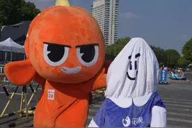 苏超这波绝了！赞助商来了都得“肉搏干架”#江苏省城市足球联赛 #苏超联赛#无锡vs扬州