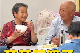 这是一条间隔了一个月的视频，好在我们又可以围坐一起吃饭了 #我的乡村生活 #苦苦菜饺子 #我在乡村做美食 #野菜美食 #抖音美好食光视频封面