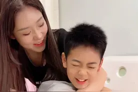 姐姐又在哄弟弟起床了，我们家的姐弟就是这样， 趁弟弟还没长大，姐姐还未出嫁，能陪他疯一次是一次吧😂🤣#相差16岁的姐弟 #绝对亲姐 #好有爱的画面视频封面