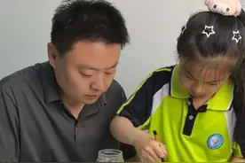 往水里加盐鸡蛋放在水里为什么会浮起来#科学实验 #实验 #小实验 #化学实验 #父女