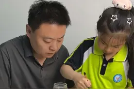 往水里加盐鸡蛋放在水里为什么会浮起来#科学实验 #实验 #小实验 #化学实验 #父女