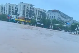 长沙被淹了，岳麓区学士街道象嘴路与学士路交汇处积水很深，大家相互转告，尽量避开这个路段 #长沙 #学士街道 #涨水了 #被淹视频封面