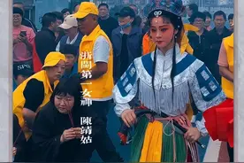 24岁那年，福州大旱，陈靖姑不顾身怀六甲，冒险脱胎求雨。可就在她祈雨时，蛇妖趁机害死了她的孩子。悲痛之下，她斩杀了蛇妖，自己却因耗尽心力而亡！从此福州百姓皆尊称她为“奶娘”！福州女儿24岁不出嫁！#陈十四 #临水夫人