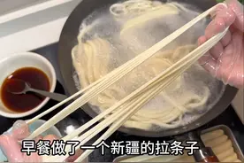 周一早上好！早餐自己做的新疆拉条子，搭配西红柿鸡蛋可好吃了！