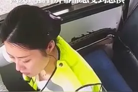 近日，四川成都一个高速收费站内突然出现一条蛇，女收费员魂都吓飞了。#高速收费站小姐姐 #蛇 #监控下的一幕视频封面