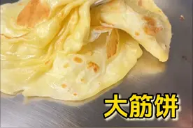 不用烫面，不用发面，也不用揉面就能做出柔软筋道的#大筋饼 简单好吃，层次分明，薄如蝉翼，卷肉卷菜都好吃#东北大筋饼 #家常烙饼怎么做又软又好吃#学会快去试试吧🔥  #抖音美食推荐官