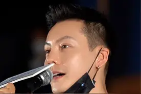 #陈伟霆 素颜参加惠英红主演电影《灿烂的她》首映式，谈到自己很怕看这样催泪亲情向的电影，会想到自己的妈妈和其他长辈慢慢年迈，自己的叔叔最近得了老年痴呆症，和电影里惠英红演的感觉特别像。 #灿烂的她 #原相机 #亲情视频封面