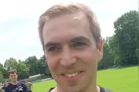 退役多年的前拜仁队长拉姆，面对业余门将射门会如何？ #足球视频封面