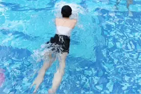 🐸小姐姐也成功挑战长距离蛙泳啦👍毕业快乐🎊动作属于自娱自乐…视频封面