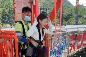 小美女挑战300米天空蹦极全过程#高空挑战 #玩的就是心跳 #蹦极 #勇敢的人先享受世界