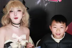 小朋友粉丝不少见，但是要带我上分的小朋友可稀罕，太酷了 #走路摇zly #永劫无间 #漫展现场 #季莹莹cos视频封面