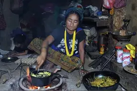 尼泊尔翠花家晚餐真豪华，炒面搭配煎鸡蛋，全家人吃了都说好