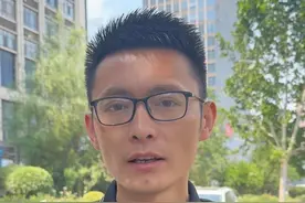 学生用水枪呲老师，谁之过？ 学生呲了老师一脸水，处罚结果呲了教育一脸水，我们的教育到底怎么了？自己的孩子什么样自己心里不清楚吗？今天老师不教训他，明天到社会上怎么办？还有我们的主管部门，难道家长不找事就天下太平了吗？如果耍无赖能占便宜，那谁还讲道理？#教育#家庭教育 #社会公德#培养三观正的孩子视频封面