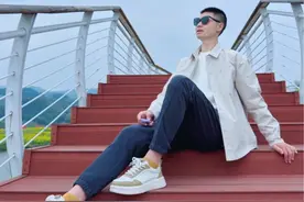 楼梯试试这样拍 看见楼梯，教你一个人怎么轻松给自己自拍美照#楼梯拍照 #拍摄技巧#自拍技巧
