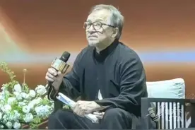 年近70岁的成龙头发花白被指变老，大师兄洪金宝：有谁不会老？健康就行视频封面