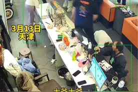 当00后遇到乞讨大爷：店家试图用魔法打败魔法，跪了一屋子的人，最后还是认输了…#万万想不到视频封面