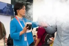 航班卖多了一张票，工作人员报出改签补贴标准 补贴1500元并安排住宿 小伙果断拿下#改签视频封面