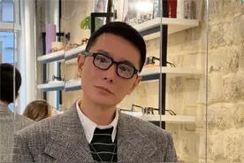 首个#VOGUE编辑外派日 到来，编辑总监Rocco Liu刘冲领到了爱马仕2025秋冬女装秀的现场拍摄任务，换上最坚强的“铠甲”、打起100分的精神、鼓足社交能量，早上八点“早起困难户”成功出发👏🏻  极速转场看秀✅ 随时上线开会✅  每日行程稳步进行中……但是，突然要去逛超市是怎么回事？！大秀马上就要开始了，老板快点吧，你可是说过“I‘m always on time.”的🫠#VOGUE神奇编辑部视频封面