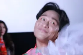 #宋小宝黄小蕾跳谁是我的新郎 宝哥好像那东北NPC似的音乐一响开始整活儿！！！拿头纱跳“谁是我的新郎”一整个娇羞小眼神拿捏🤣#电影窗前明月咣 #窗前明月咣北京首映礼 #宋小宝女孩子穿婚纱真不容易