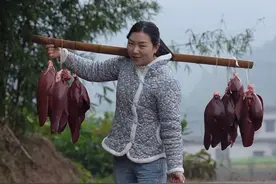 去年腌的腊猪肝大家都说好吃，今年多做点，年夜饭上的一道硬菜哦！#记录我的农村生活 #备年货 #农村生活 #乡村守护人