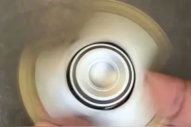 玩法拉满的开甲陀螺 速玩工作室蒜Qs#玩个很新的东西 #edc #大人也要玩玩具 #有男生会拒绝这个玩具吗 #越盘越上头的奇怪玩意儿