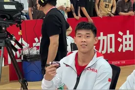 球迷的欢呼又给孩子整不会了，耳朵根又红了。视频封面
