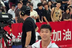 球迷的欢呼又给孩子整不会了，耳朵根又红了。视频封面