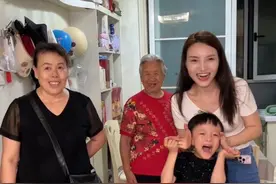 独自开车18个小时，跨越1500公里，只为看见你飞奔而来的身影和儿子惊喜的笑脸。夫妻合力，为爸妈做一顿暖心的饭菜。爱的意义，就是我为你制造浪漫，你陪我共尽孝心。幸福，最终的答案，是团圆全家围坐，灯火可亲，碗里盛满的是我们共同经营的爱与温暖。人间至味，就是这整整齐齐的一桌人。#纪录真实生活 #夫妻#惊喜#感动瞬间 #家庭温暖 @抖音创作小助手 @抖音小助手