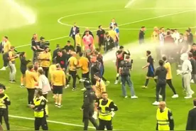 阻止庆祝！巴萨西甲夺冠赛后两队爆发冲突 球场喷水驱赶巴萨球员#足球的魅力 #巴萨vs西班牙人  #巴萨西甲夺冠 #dou来足球季视频封面