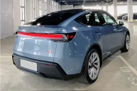 特斯拉焕新版model y新增配色，尾灯惊艳，转向灯杆回归…N多升级，你买不买？#特斯拉 #特斯拉modely  #特斯拉modely全网首测视频封面