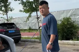 昨晚我做梦了，梦见我在海里游完泳回到岸上，再把泳圈上的海水用毛巾擦掉拧干，还给大海，大海说我能处#娥哥随拍 #娥家班 #娥哥的兄弟们@娥嫂 @娥哥日常视频封面