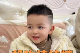 弟弟想吃棒棒糖，把姐姐哄得又气又笑……#萌娃 #家庭搞笑 #姐弟