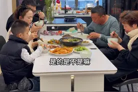 爸爸跑滴滴后全家人一起吃的第一顿饭 自从老爸开始跑滴滴，早出晚归，我几乎都已经快见不到他了，更别说一家人整整齐齐坐下来吃顿饭了，今天我特意买了他爱吃的菜，看看老妈能不能成功不去爸爸催回家吃饭……#记录真实生活 #日常vlog #情感 #亲情 #父亲视频封面