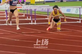 硬！ 2025衢州全国田径锦标赛女子100米栏决赛戏剧感拉满，短短13秒可谓跌宕起伏，领先者刘景扬打栏痛失优势，林雨薇终点前摔倒，吴艳妮在乱战中顶住压力，丝毫不乱方寸，13秒15 闲庭信步冲线 豪取全锦赛两连冠 #全国田径锦标赛 #100米栏 #吴艳妮 #林雨薇 #田径的魅力