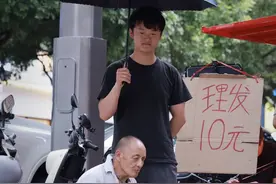 小伙带着盲人父亲摆摊生活 #记录真实生活 #感动瞬间视频封面