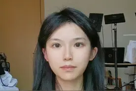 你可能没注意到的隐形眼镜小细节 省流： 1.戴隐形眼镜要把手擦干，不要让眼镜碰到自来水/矿泉水 2.非日抛的隐形眼镜摘下后要充分的搓洗浸泡 #新手化妆教程 #隐形眼镜 #科普 #健康科普 #cos眼妆