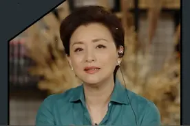 这是一段鲜有人知的往事。 33年前，22岁的杨澜，面临要被《正大综艺》换掉的困境，这对刚做了一年主持人的她来说无疑是个打击。 她说，也正因为有了当年的这段经历，让她更能理解契诃夫小说中的那句话：人的眼睛，是在失败的时候才睁开的。 人生是由一个接一个的困境组成的，脆弱、绝望总会不期而至，但脆弱时刻也会生发出更多的力气。 致所有正在经历困境且还在努力向前走的年轻人#大有学问 #杨澜读书