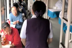现在只有坐绿皮火车，才能听到这种永远不变的吆喝声，仿佛把人的记忆带到了过去，满满的亲切感#坐火车去旅行 #绿皮火车 #铁道线上的中国 #火车卧铺视频封面