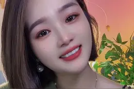 明明是为了生活而工作，却为了工作疏远了生活，明明可以活得很洒脱，却对快乐从没把握，有时候真想找个人诉说，可话到嘴边又不想说了，谁不想拥有想要的生活，有些人笑着笑着就哭了….视频封面