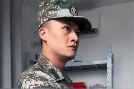 穿着迷彩对口型。#抖音商城 #k咧非 #助眠视频封面